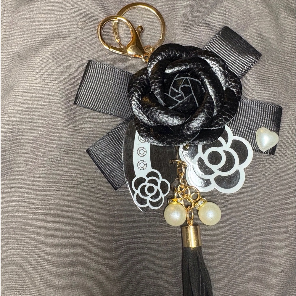 Bag charm/Key chain in black and whited white.